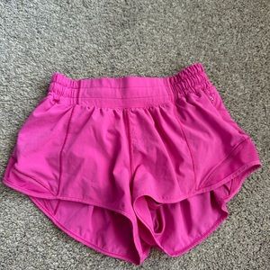 Lululemon Hotty Hot 2.5” size 4 Sonic Pink Low Rise Lined Shorts